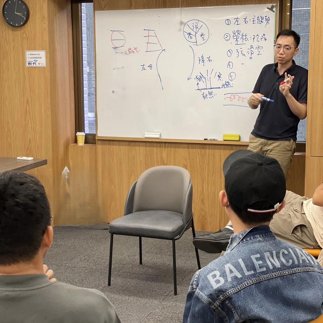 陳敬智中醫師在工作坊中對著白板講解脈學,白板上寫著寸關尺與榮枯的判讀重點